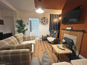 TV a/nebo společenská místnost v ubytování Darfield House Barnsley