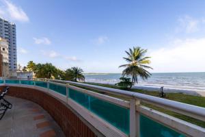 a walkway next to the beach with a palm tree at TUCACAS VISTA Y SALIDA AL MAR Apto TIPO ESTUDIO DUPLEX SIN HABITACIÓN INDEPENDIENTE in Tucacas