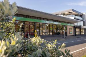 une devanture de magasin d'un centre commercial dans l'établissement Cosy Mount Base King Bed Ensuite & Top Location, à Mount Maunganui
