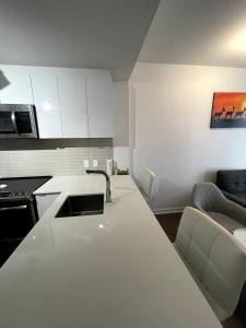 مطبخ أو مطبخ صغير في Modern unit with Pool and Gym included