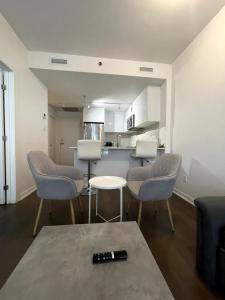 مطبخ أو مطبخ صغير في Modern unit with Pool and Gym included