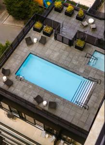 Modern unit with Pool and Gym included في مونتريال: منظر علوي لحوض سباحة على مبنى