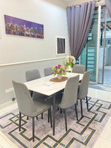 a dining room with a table and chairs at Homestay Ar-Rayyan Pokok Sena in Kampong Joo