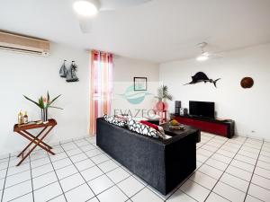 Μια τηλεόραση ή/και κέντρο ψυχαγωγίας στο Appartement Trois Ilets Autentik hm302 2ch vue mer +25 φωτογραφίες