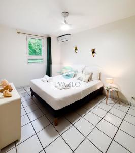 Ένα ή περισσότερα κρεβάτια σε δωμάτιο στο Appartement Trois Ilets Autentik hm302 2ch vue mer