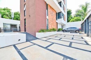 une voiture garée devant un immeuble dans l'établissement Acogedor dpto Zona Shoppings, à Asuncion