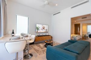 Televisyen dan/atau pusat hiburan di Absolute Beachfront Penthouse Sunshine Coast