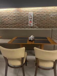 einen Tisch und Stühle in einem Restaurant mit Ziegelwand in der Unterkunft Flat Premium Hotel Rãmada in Recife + 23 Fotos