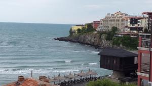 vistas a una playa con edificios y al océano en Anteya Serdika Apartments en Sozopol