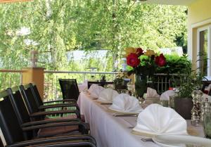 długi stół z serwetkami i kwiatami na w obiekcie Hotel Rotwand w mieście Laives