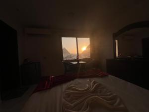sekhmet pyramids view客房内的一张或多张床位