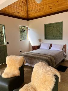 เตียงในห้องที่ Chalé Serra da Balança - Gonçalves