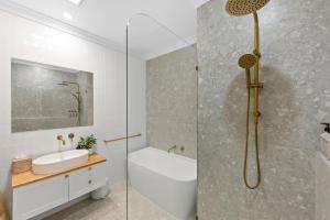 Un baño con bañera, lavabo y ducha. en Ellangowan, en Toowoomba 32 fotos más
