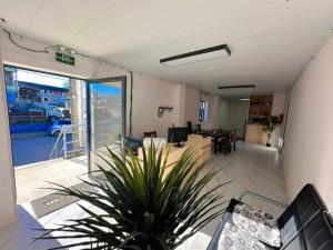 内阿福Fa Ko Fiemea Hotel的中间有一个植物的空房间