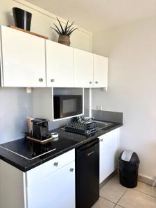 Nhà bếp/bếp nhỏ tại Intimate Bahia - Vue mer et accès piscine