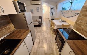 Dapur atau dapur kecil di Awesome Home In Risika With Kitchen
