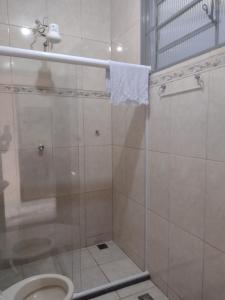 a bathroom with a shower and a toilet at Apartamento Avenida 10 com ar condicionado in São Thomé das Letras +18 photos