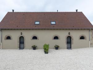 budynek z trzema oknami i dachem w obiekcie Gîte rénové avec terrasse, poêle à bois et Wifi à Chapeau - FR-1-489-79 w mieście Chapeau