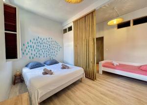 une chambre avec deux lits et une grande fenêtre dans l'établissement Appartement Le Biscaye - Au coeur de Saint-Pierre, à Saint-Pierre