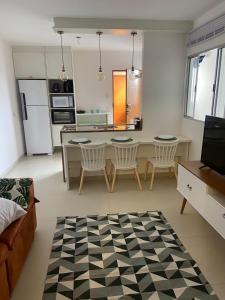 a kitchen and living room with a table and chairs at Casa Apto inteiro-4 camas 8 km aeroporto-Guarulhos in Guarulhos