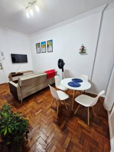 una sala de estar con un sofá, una mesa y sillas en Apto entre copacabana e Ipanema, en Río de Janeiro