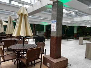 Restoran või mõni muu söögikoht majutusasutuses Quarto de hotel na Rua Verbo Divino