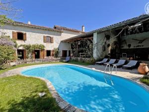 una piscina frente a una casa en Domaine de Campagne : Charme Authentique avec Piscine et Spa - FR-1-496-364, en Essertines-en-Donzy