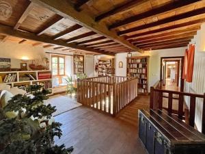 Una gran sala de estar con techos de madera y un banco de madera. en Domaine de Campagne : Charme Authentique avec Piscine et Spa - FR-1-496-364, en Essertines-en-Donzy