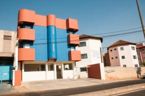 un edificio al lado de una calle en Fragata Apart Hotel en Marília
