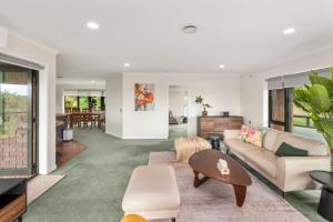 Ruang duduk di Rotorua Family Retreat Hamurana 10000sqm Lawn +26 gambar