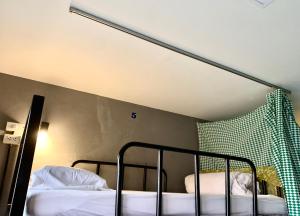 Postel nebo postele na pokoji v ubytování Doze Hostel