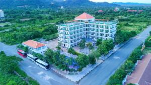 白马市Sangkahak Mith Hotel的享有白色大建筑和街道的空中景致
