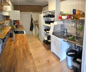 cocina con fregadero y suelo de madera en Villa Ekebo Bed & Kitchen, en Borgholm