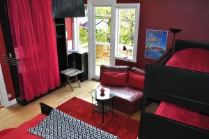 een woonkamer met een bank en een tafel bij Villa Ekebo Bed & Kitchen in Borgholm