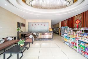 Supermarket nebo jiné obchody v  hotelu nebo okolí