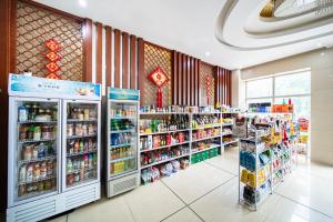 Supermarket nebo jiné obchody v  hotelu nebo okolí
