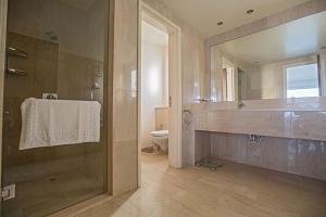 Ένα μπάνιο στο Villa Fig Tree Bay Seafront, Luxury 5Bdr Seafront Protaras +20 φωτογραφίες