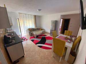 a living room with a table and a dining room at Pensiunea Agroturistica Casa Tarta in Livada