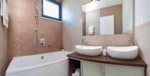 Kúpeľňa v ubytovaní Seafront Ciovo Villa Villa Trogir Deluxe Dva 6 Beautiful Bedrooms Private Pools Sea Front - Sauna