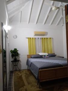 Ένα ή περισσότερα κρεβάτια σε δωμάτιο στο Ella villa negril