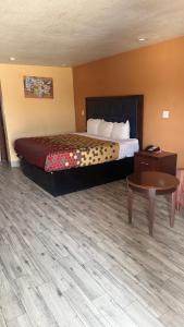 Postel nebo postele na pokoji v ubytování Econo Lodge + 2 fotografie