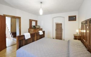 Ein Bett oder Betten in einem Zimmer der Unterkunft Beautiful Home In Sovramonte With Wifi
