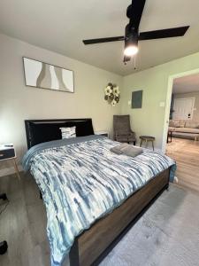 a bedroom with a bed and a ceiling fan at 4 STATE FAIR l DT Dallas l FIFA READY l Staycation 1Bd1Ba in Dallas +6 photos