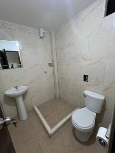 タクナにあるCentro de Tacna quinto pisoのトイレと洗面台付きのバスルーム