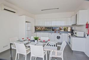 Dapur atau dapur kecil di Villa Tavrou Dyo - Luxury 3 Bedroom Latchi Villa With Private Pool - Stunning Sea Views