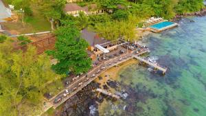eine Aussicht auf eine Anlegestelle im Wasser in der Unterkunft Camia Resort & Spa in Phu Quoc