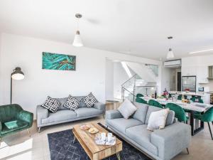 un soggiorno con due divani e un tavolo di Villa Protaras Gold,Brand New, Luxury 5Bdr Protaras Villa With Private Pool Sea Views a Protaras