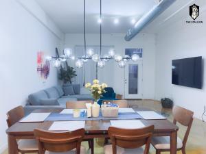 孟菲斯The Stallion #101 - 1BD Modern Loft with Private Patio - Walk to various attractions的带桌子和沙发的餐厅