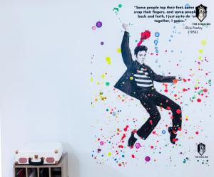 孟菲斯The Stallion #101 - 1BD Modern Loft with Private Patio - Walk to various attractions的一幅画，画中一名男子在空中跳跃，抛洒五彩纸屑