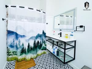 孟菲斯The Stallion #101 - 1BD Modern Loft with Private Patio - Walk to various attractions的一间带森林淋浴帘的浴室 更多13张照片